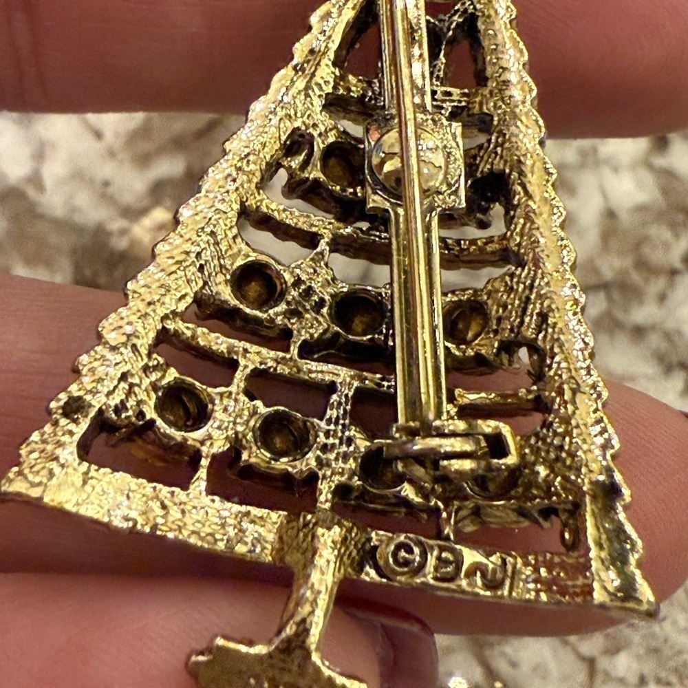 Vintage quality Christmas tree brooch adorned in shimmery stones - Picture 9 of 11